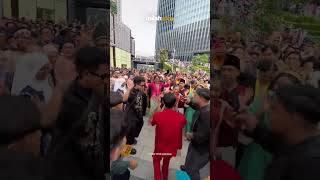 Download lagu Serunya Warga Malaysia Bernyanyi dan Berjoget Lagu “Tabola Bale” mp3