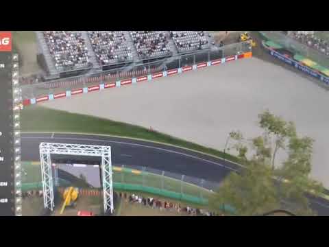 Comisario de pista cae y come grava y hierba - Al buscar trozo de coche -FP2 F1 Melbourne