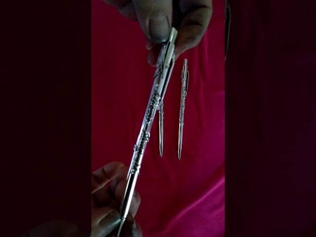 Vídeo relacionado con NYLOE - Bolígrafo - Plata de Ley 925 - Grabado con Líneas Finas - Recargable con Recarga Internacional Estándar - Elegancia Artesanal - Regalo para Graduación - Made in italy