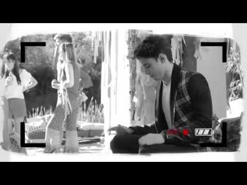 beso de isabela Souza y julio peña detras de cámara