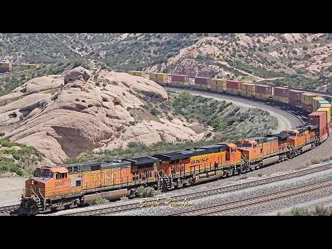 Giant BNSF trains meet in Sullivan's Curve at Cajon pass!