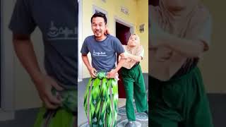 Download lagu kumpulan video lucu suami istri bikin ngakak mp3