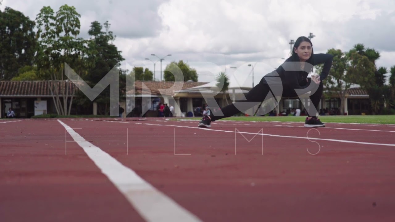 Mujer en pista de atletismo P7