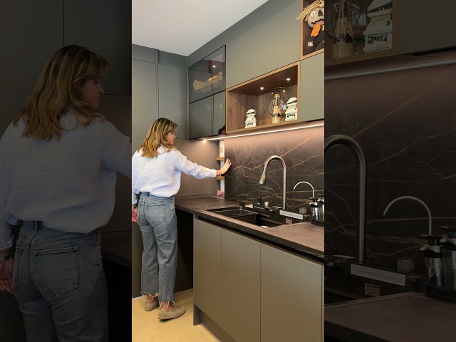 Vídeo relacionado con Cajón oculto de empuje para abrir para armarios de cocina, ahorro de espacio, almacenamiento debajo de los muebles, diseño de fácil acceso, acabado natural, dimensiones: 80 x 30 cm