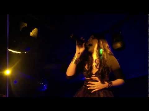 Natalia Damini em "Luxuria" - The Edge of Glory