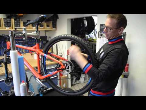 Fahrrad: Ausbau Hinterrad und Schlauchwechsel.