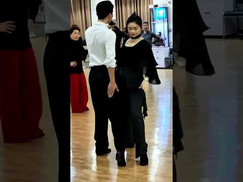 國標舞學習[130] - 探戈組合步: 並進右轉到並退+高位踢腿+過度傾斜到PP/Tango Natural Promenade Turn+Fallaway+Kick+Oversway to PP