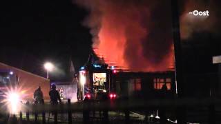 preview picture of video 'Uitslaande brand in Ambt Delden, rookwolk van grote afstand te zien'