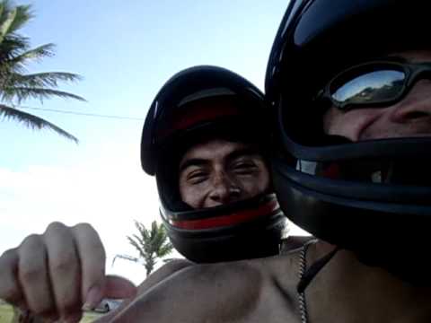 TIAGO E ADIEL ATERRORISANDO NA PRAIA . NÓIS CAUSA KARAIO :)