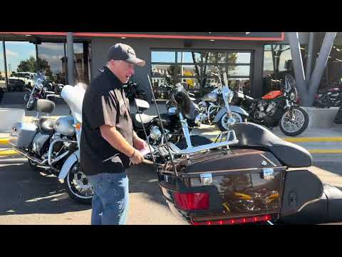 2013 CVO™ Ultra Classic® Electra Glide® 110th Anniversary Edition FLHTCUSE8-ANV