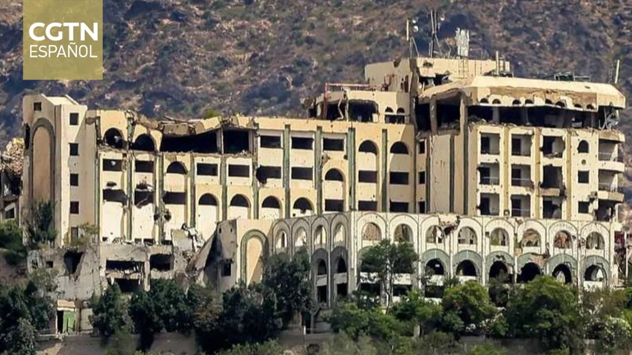 Ataques con misiles balísticos provocan fuertes explosiones en Adén, Yemen