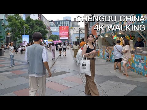 Caminhando pelo que já foi um paraíso de compras, Chunxi Road em Chengdu.#chengdu #china #Chunxi Road