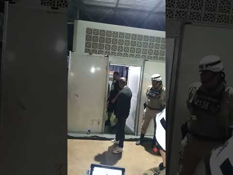 Cantor Zé Felipe em Ourolândia saindo do camarim para o palco