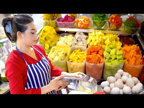 $1 Smoothies in Phnom Penh?! 🇰🇭 Street Food Paradise