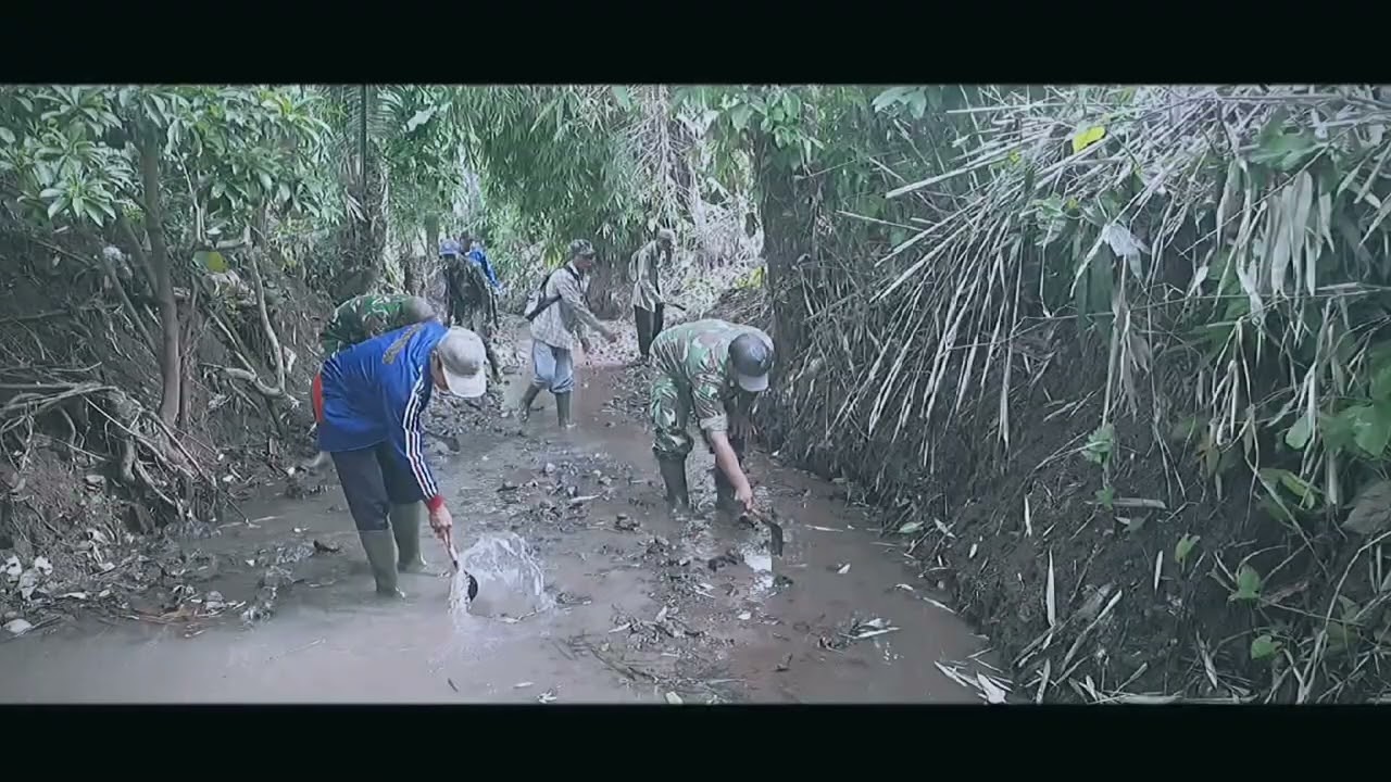 SATGAS CITARUM SEKTOR 10 MELAKSANAKAN PEMBERSIHAN RUMPUT LIAR & SAMPAH DI ALIRAN ANAK SUNGAI CITARUM