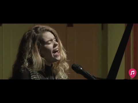 Female Wedding Singer & Pianist For Hire in London - Live Music