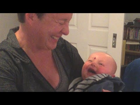 תינוק מקסים שלא יכול להפסיק לצחוק בגלל מוצץ