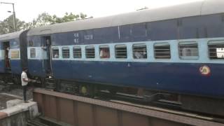 preview picture of video 'Indian Railways ET WAM 4-6P with Jabalpur-Amravati Superfast Express at Nagpur outer'