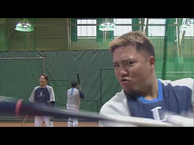 【春季キャンプ】ライオンズ・山川穂高のカメラ目線で素振りを行うサービスショット!! 2022年2月13日 埼玉西武ライオンズ
