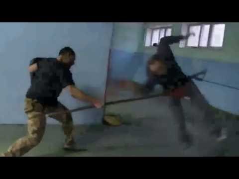 Russos refazem cena do filme 300