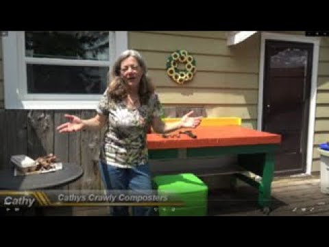 The Living Composter - Setup and add a new tray.