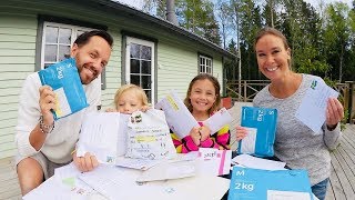 Familjen öppnar post & svarar på frågor