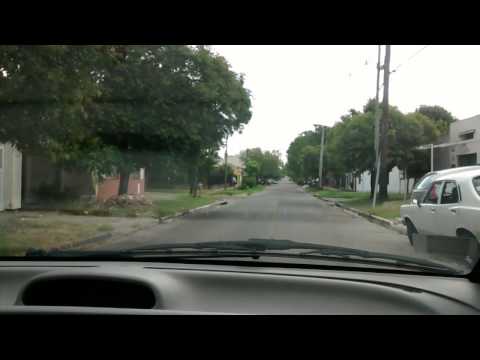 carolina piloteando su auto