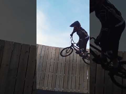 Chry BraMbiX 166 acrobata sulla parabolica, in Bmx, al nuovo Pumptrack di Menaggio