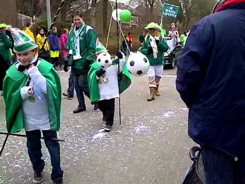 optocht in de heeg!! 2011 record tijd 11 minuten !!!  XD