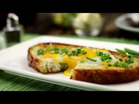 Una bruschetta saporita: con avocado e uovo nel centro!