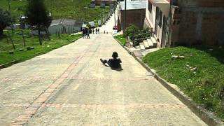 preview picture of video 'Así se baja una colina'