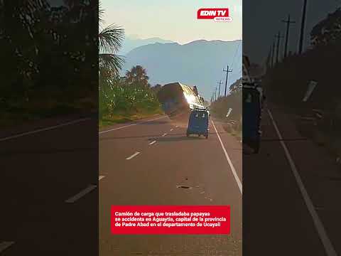 🚨🍈 ¡ACCIDENTE EN AGUAYTÍA! Camión que transportaba PAPAYAS sufrió aparatoso accidente en Ucayali