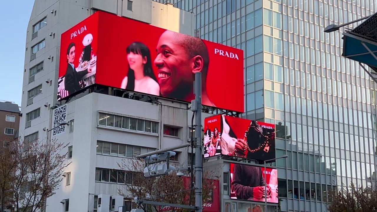 PRADAの映像 in 表参道