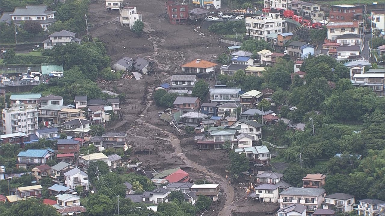 上空から見た熱海市伊豆山地区の土石流被害現場