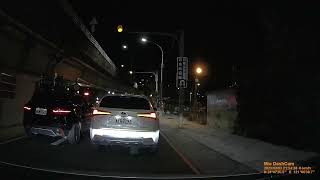 [情報] 剛剛慈雲陸橋下微車禍現場