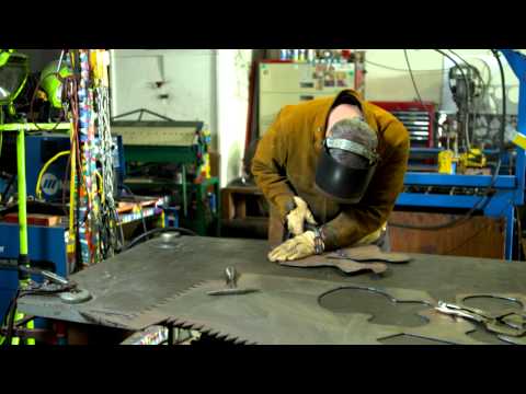 Sculptor Bruce Gray builds a sculpture in 15 minutes for a GEICO TV commercial