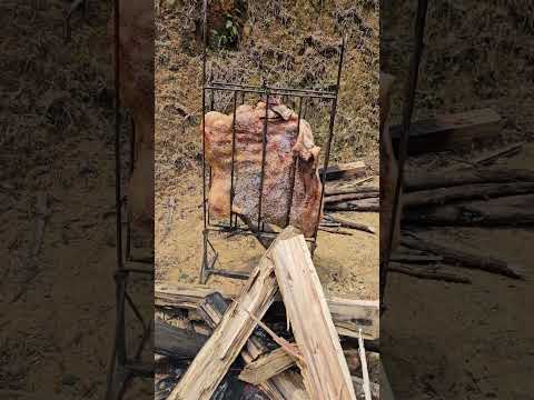 Costela na brasa. Sítio Orquestra, Biriricas, Domingos Martins, Espírito Santo, Brasil.