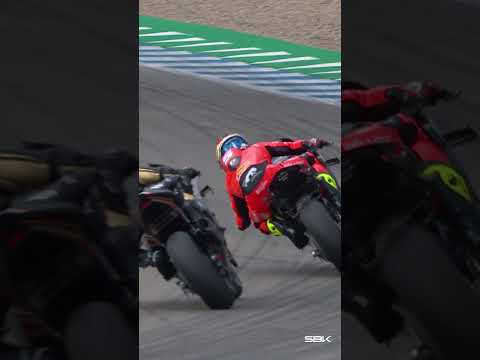 Montella overtakes Alex Lowes for P5 on Race 2 ⚔️ | 2026 #SpanishWorldSBK 🇪🇸