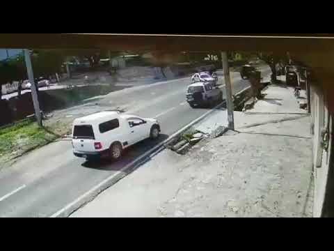 Двое полицейских в Мексике пытались остановить угнанный Audi своими телами