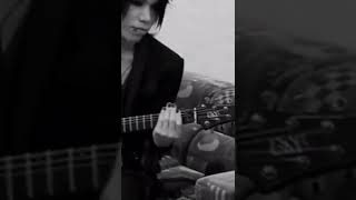 the gazettE Aoi on the guitar 🎸🤗