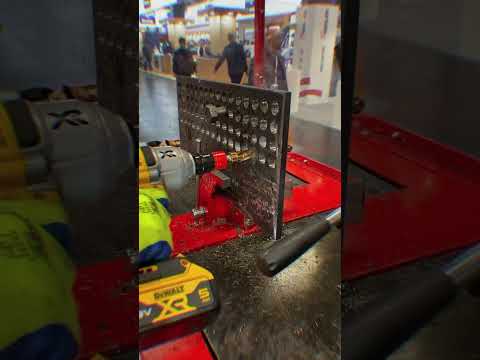 SiteH3ro Rotabraoch Gevindtap Oprømmer Trinbor i brug med slagnøgle.