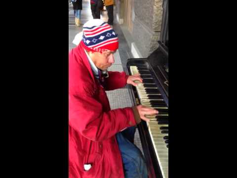 Pražský bezdomovec zahrál na klavír jako pán!!