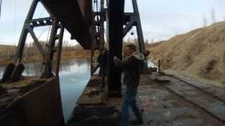 preview picture of video 'My buddy swinging on gold dredge'