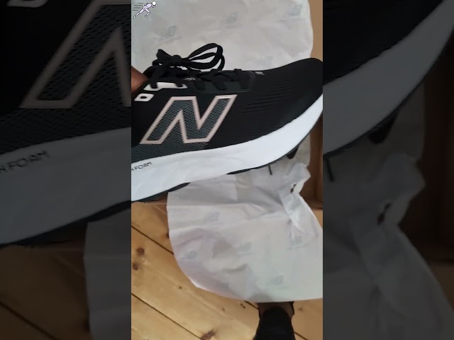 Vídeo relacionado con New Balance Fresh Foam 520 V9, Zapatillas para Correr Hombre, Black/Black/Phantom, 40.5 EU