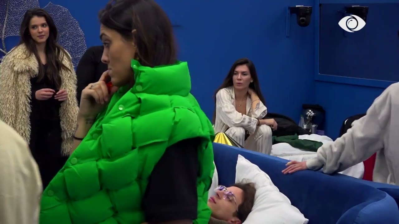 Mu hiq nga koka e krevatit…/ Vserlo debaton me Tirin, nis t'i bjerë violinës