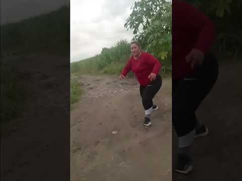 Alerta en Santa Ana #tucuman : vecinos grabaron a un exhibicionista oculto en los cañaverales