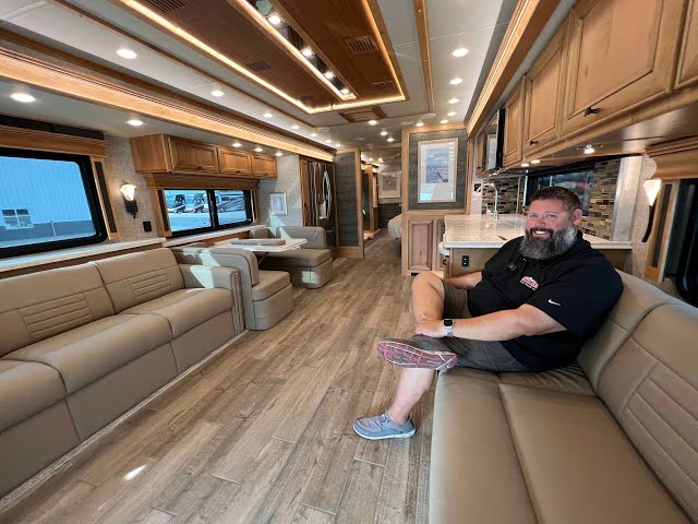 Preview image of 2023 Tiffin Pheaton 44IH (17N221230) youtube video