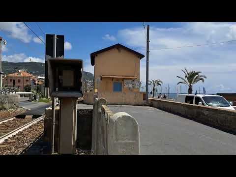 Treno in transito passaggio a livello Pietra Ligure