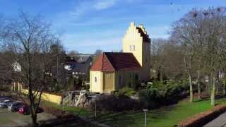 preview picture of video 'Solrød Kirke kimer til barnedåb og Højmesse Påskedag'