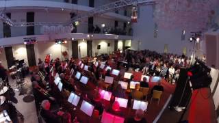 De 'Kleine Harmonie' speelt "Day at the Circus" (James Curnow)